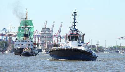 836. Hamburger Hafengeburtstag. Schiffe fahren w?hrend der Einlaufparade in den Hamburger Hafen hinein. Altstadt Hamburg-stock-foto