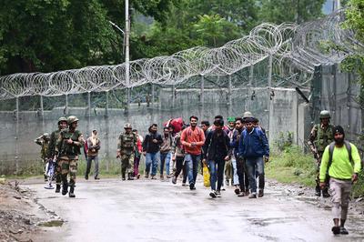 Civilians Evacuated As Uri Sector Faces Crossborder Artillery Attack From Pakistan-stock-foto
