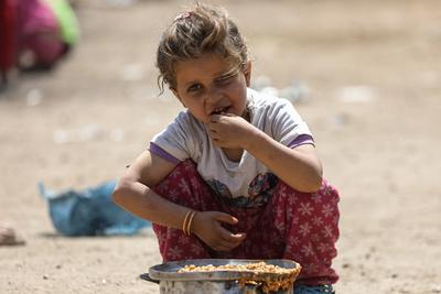 Palestinians wait in long queues to receive pots of food distributed by charitable organizations, in Gaza city-stock-foto