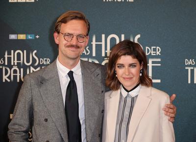 v.l. Sebastian Tigges mit Marie Nasemann waehrend der RTL+ Premiere Das Haus der Traeume, Kino International, Karl-Marx-stock-foto