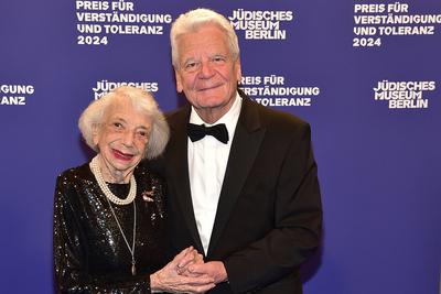 Preisverleihung fuer Verst?ndigung und Toleranz Margot Friedlaender mit Joachim Gauck Ankunft, blauer Teppichc zur Preis-stock-photo