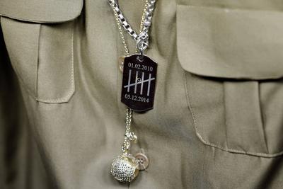 Rapper Xatar (Giware Hajabi) tr?gt eine Kette, die an seine Haftzeit erinnert, bei der Premiere von Rheingold auf dem 3-stock-foto