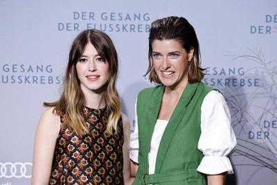 Entertainment Themen der Woche KW32 Entertainment Bilder des Tages Hauptdarstellerin Daisy Edgar-Jones mit Marie Naseman-stock-photo