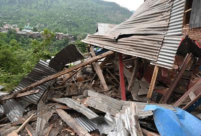Civilians Evacuated As Uri Sector Faces Crossborder Artillery Attack From Pakistan-stock-foto