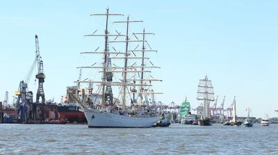 836. Hamburger Hafengeburtstag. Segelschiffe fahren w?hrend der Einlaufparade in den Hamburger Hafen hinein. Altstadt Ha-stock-foto