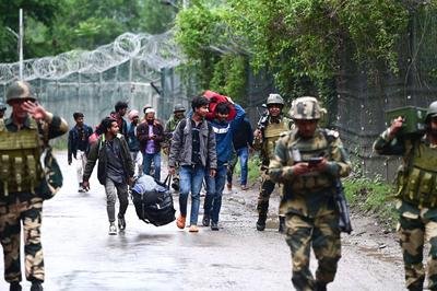 Civilians Evacuated As Uri Sector Faces Crossborder Artillery Attack From Pakistan-stock-foto