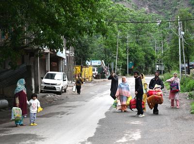 Civilians Evacuated As Uri Sector Faces Crossborder Artillery Attack From Pakistan-stock-foto