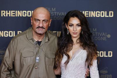 Rapper Xatar (Giware Hajabi) und Model Farvah Heidari bei der Premiere von Rheingold auf dem 32. Film Festival Cologne-stock-foto