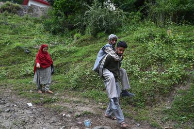 Civilians Evacuated As Uri Sector Faces Crossborder Artillery Attack From Pakistan-stock-foto
