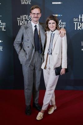 Premiere Das Haus der Tr?ume im Kino International in Berlin Sebastian Tigges and Marie Nasemann bei der Premiere Das H-stock-photo