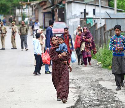 Civilians Evacuated As Uri Sector Faces Crossborder Artillery Attack From Pakistan-stock-foto