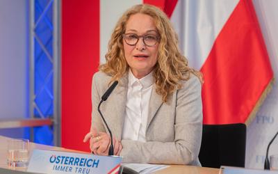 20250509 FPOe PK mit G. Kaniak und M.C. Giuliani-Sterrer-WHO-Pandemievertrag stoppenPraesentation Petition-stock-foto
