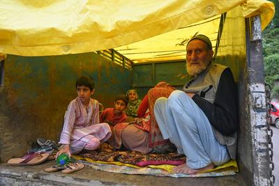Civilians Evacuated As Uri Sector Faces Crossborder Artillery Attack From Pakistan-stock-foto