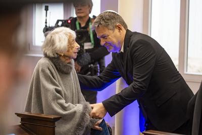 (L-R) Holocaust-?berlebende Margot Friedl?nder und Bundeswirtschaftsminister Robert Habeck am Ende Zentrale Gedenkverans-stock-foto