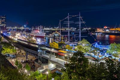 836. Hamburger Hafengeburtstag, 09. Mai 2025, Hamburg Volksfest, Jahrmarkt, Hafen, port, Nachtaufnahme, Landungsbr?cken,-stock-foto