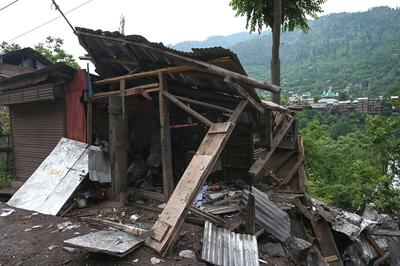 Civilians Evacuated As Uri Sector Faces Crossborder Artillery Attack From Pakistan-stock-foto