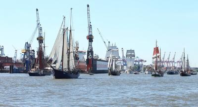 836. Hamburger Hafengeburtstag. Segelschiffe fahren w?hrend der Einlaufparade in den Hamburger Hafen hinein. Altstadt Ha-stock-foto