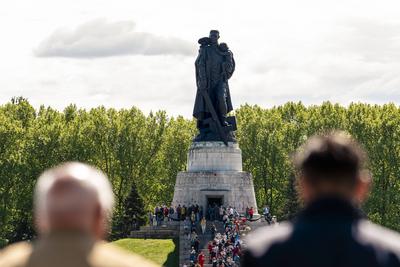 9. Mai am Sowjetischen Ehrenmal im Treptower Park-stock-foto