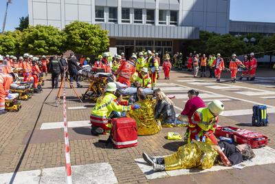 Reportage 10.05.2025 Mit der gro?angelegten Katastrophenschutz-?bung ?L?wenzahn? probt die Stadt Erlangen mit 800 Haupt- und Ehrenamtlichen und dutzenden von Fahrzeugen den Extremfall-stock-foto
