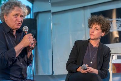 Erster Abend der neue Aktion vom Zentrum fuer Politische Schoenheit: Das Recht auf Widerstand: Fluechtlinge fressen, Not und Spiel-stock-foto
