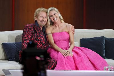 ZDF - Wetten, dass...? Fernsehmoderator Thomas Gottschalk und Fernsehmoderatorin Michelle Hunziker w?hrend der ZDF - Fer-stock-foto