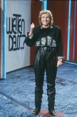 Thomas Gottschalk 03/89 h?r Mann Fernsehen Show Moderation blond Locken hoch ganz stehend leger grinsend gestikulierend-stock-foto
