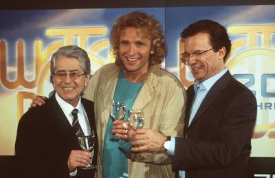 v.l.: Frank Elstner, Thomas Gottschalk, Wolfgang Lippert in Wetten, dass...? (ZDF) 03/01 her Mann TV-Moderator Moderati-stock-photo