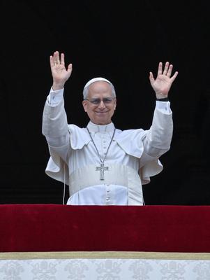 Rom, Vatikan 11.05.2025 Erstes Sonntagsgebet / Regina Caeli von der Loggia am Petersdom von Papst Leo XIV. *** Rome, Vat-stock-foto