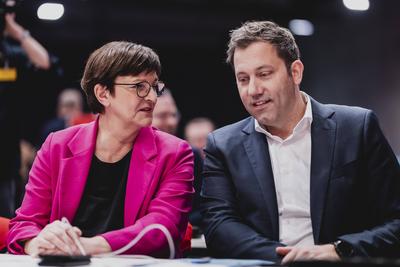 (L-R) Saskia Esken, Bundesvorsitzender der SPD, und Lars Klingbeil, SPD-Parteivorsitzender, aufgenommen im Rahmen des Bu-stock-foto