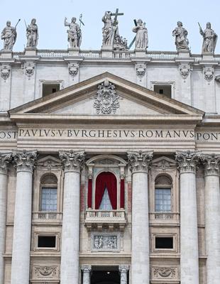 Rom, Vatikan 11.05.2025 Erstes Sonntagsgebet / Regina Caeli von der Loggia am Petersdom von Papst Leo XIV. Ansicht Peter-stock-photo
