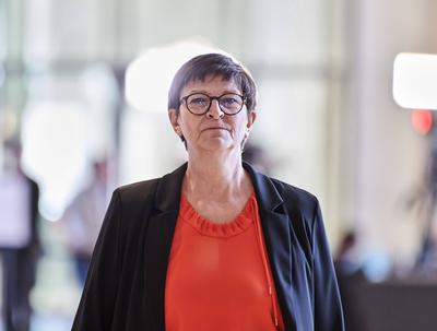 BT Abstimmung Grundgesetz?nderung - Saskia Esken-stock-foto