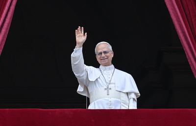 Rom, Vatikan 11.05.2025 Erstes Sonntagsgebet / Regina Caeli von der Loggia am Petersdom von Papst Leo XIV. *** Rome, Vat-stock-foto