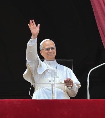 Rom, Vatikan 11.05.2025 Erstes Sonntagsgebet / Regina Caeli von der Loggia am Petersdom von Papst Leo XIV. *** Rome, Vat-stock-foto