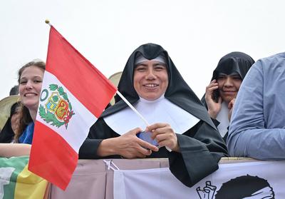 Rom, Vatikan 11.05.2025 Erstes Sonntagsgebet / Regina Caeli von der Loggia am Petersdom von Papst Leo XIV. Ein Nonne mit-stock-foto