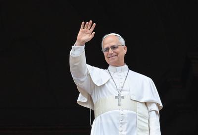 Rom, Vatikan 11.05.2025 Erstes Sonntagsgebet / Regina Caeli von der Loggia am Petersdom von Papst Leo XIV. *** Rome, Vat-stock-foto