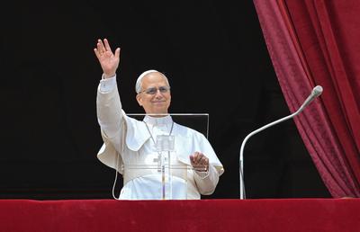 Rom, Vatikan 11.05.2025 Erstes Sonntagsgebet / Regina Caeli von der Loggia am Petersdom von Papst Leo XIV. *** Rome, Vat-stock-foto