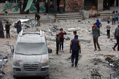Palestinians inspect the rubble of A school Fatima, Asad's daughter, After the Israeli bombing last night at Jabalia-stock-foto
