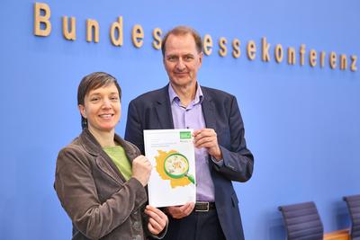 Berlin, Deutschland, 12.05.2025: Bundespressekonferenz: Vorstellung der Studie Umweltbewusstsein in Deutschland 2024 : A-stock-foto