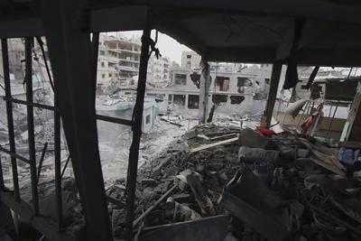 Palestinians inspect the rubble of A school Fatima, Asad's daughter, After the Israeli bombing last night at Jabalia-stock-foto