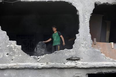 Palestinians inspect the rubble of A school Fatima, Asad's daughter, After the Israeli bombing last night at Jabalia-stock-foto