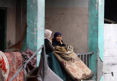 Palestinians inspect the rubble of A school Fatima, Asad's daughter, After the Israeli bombing last night at Jabalia-stock-foto