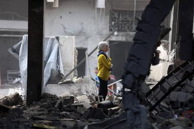 Palestinians inspect the rubble of A school Fatima, Asad's daughter, After the Israeli bombing last night at Jabalia-stock-foto