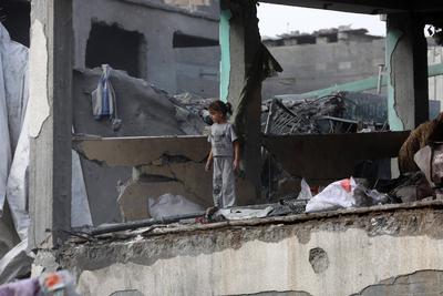 Palestinians inspect the rubble of A school Fatima, Asad's daughter, After the Israeli bombing last night at Jabalia-stock-foto