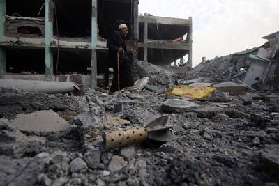Palestinians inspect the rubble of A school Fatima, Asad's daughter, After the Israeli bombing last night at Jabalia-stock-foto