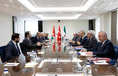 Turkish Foreign Minister Hakan Fidan meets with Jordanian Deputy Prime Minister and Minister of Foreign Affairs and Expatriates Asaad Hassan al-Shaibani and Syrian Foreign Minister Ayman Safadi-stock-foto