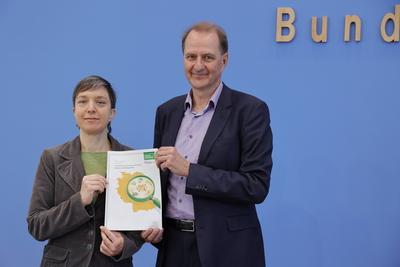 Dr. Angelika Gellrich, Fachbegleitung der Umweltbewusstseinsstudie, UBA, Prof. Dr. Dirk Messner, Pr?sident des Umweltbun-stock-foto