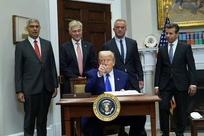 Trump Signs an Executive Order Lowering Prescription Drug Costs-stock-foto