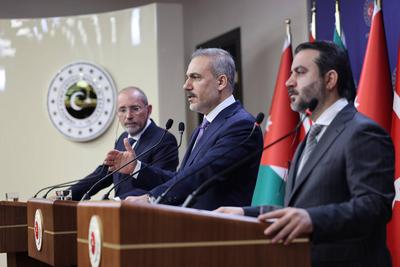 Turkish Foreign Minister Hakan Fidan meets with Jordanian Deputy Prime Minister and Minister of Foreign Affairs and Expatriates Asaad Hassan al-Shaibani and Syrian Foreign Minister Ayman Safadi-stock-foto