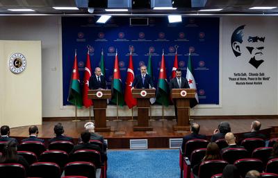 Turkish Foreign Minister Hakan Fidan meets with Jordanian Deputy Prime Minister and Minister of Foreign Affairs and Expatriates Asaad Hassan al-Shaibani and Syrian Foreign Minister Ayman Safadi-stock-foto