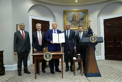Trump Signs an Executive Order Lowering Prescription Drug Costs-stock-foto